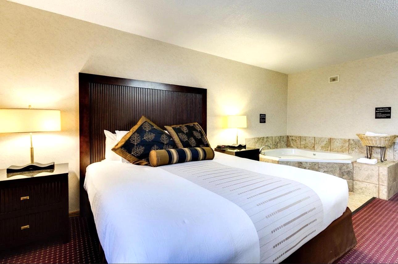 Jacuzzi Room with One King Bed
